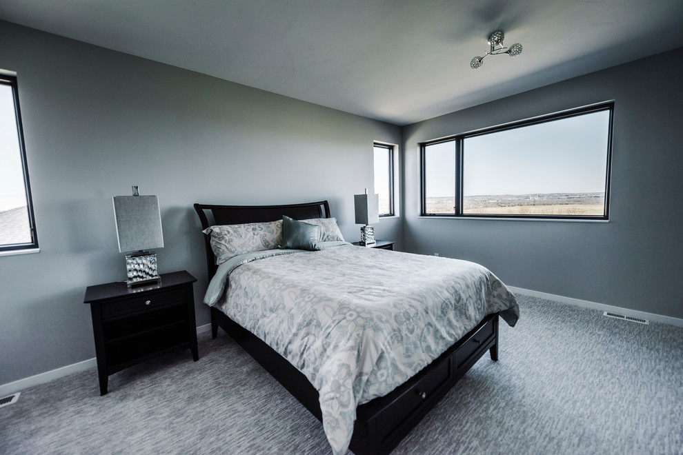 Modelo de dormitorio principal contemporáneo de tamaño medio sin chimenea con paredes grises, moqueta y suelo gris