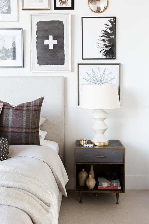 Aménagement d'une chambre éclectique de taille moyenne avec un mur blanc et un sol beige.