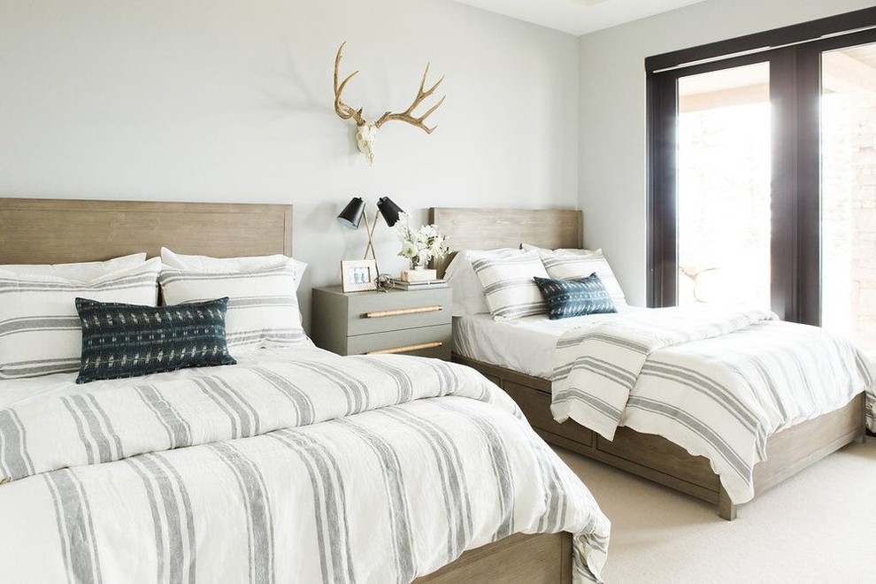 Ejemplo de habitación de invitados ecléctica de tamaño medio con paredes blancas, moqueta y suelo beige