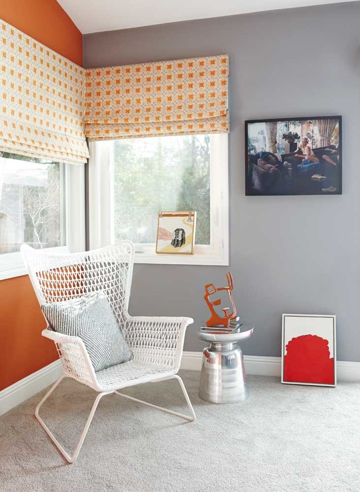 サンフランシスコにある広いエクレクティックスタイルのおしゃれな主寝室 (オレンジの壁、カーペット敷き) のレイアウト