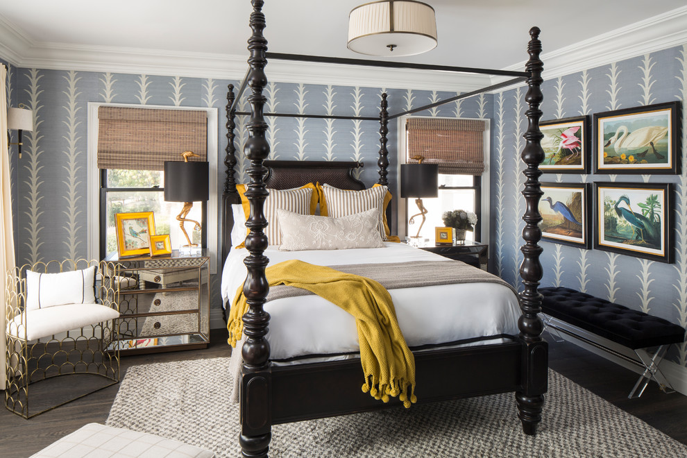 Пример оригинального дизайна: большая гостевая спальня (комната для гостей) в стиле неоклассика (современная классика) с разноцветными стенами, паркетным полом среднего тона и коричневым полом без камина