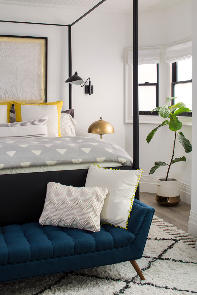 Свежая идея для дизайна: гостевая спальня среднего размера, (комната для гостей) в стиле неоклассика (современная классика) с белыми стенами, светлым паркетным полом и коричневым полом - отличное фото интерьера