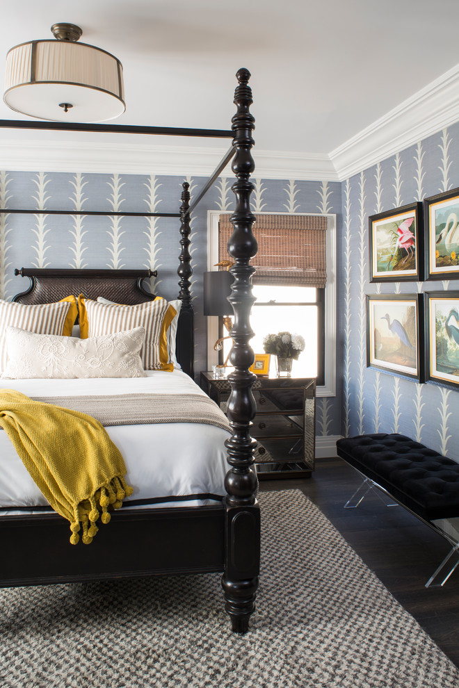 Идея дизайна: большая гостевая спальня (комната для гостей) в стиле неоклассика (современная классика) с разноцветными стенами, паркетным полом среднего тона и коричневым полом без камина