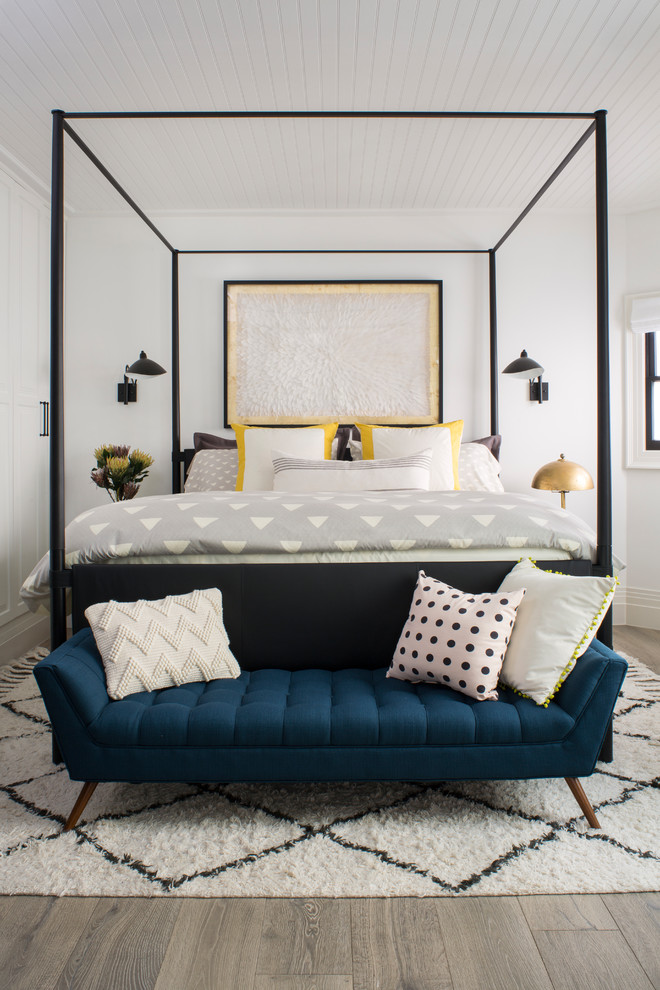 Пример оригинального дизайна: огромная гостевая спальня (комната для гостей) в стиле неоклассика (современная классика) с белыми стенами, паркетным полом среднего тона и серым полом без камина