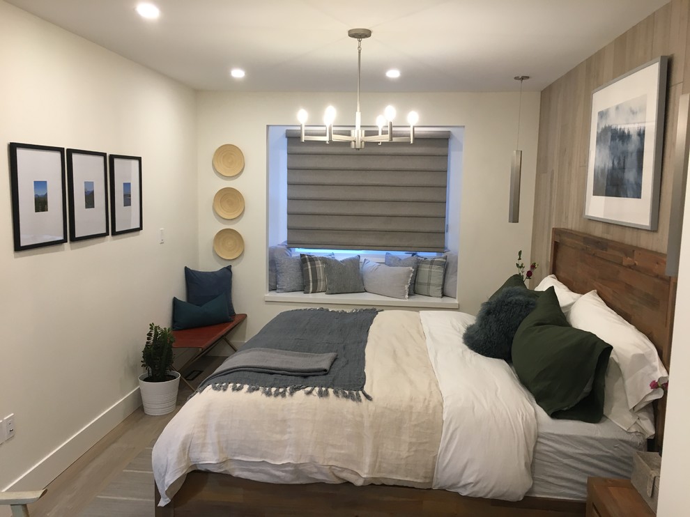Kleines Modernes Hauptschlafzimmer ohne Kamin mit beiger Wandfarbe, braunem Holzboden und braunem Boden in Calgary