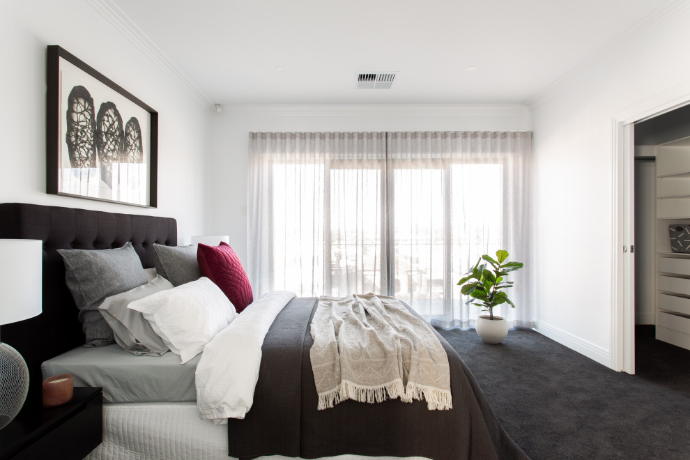 Идея дизайна: спальня в современном стиле с белыми стенами, ковровым покрытием и черным полом