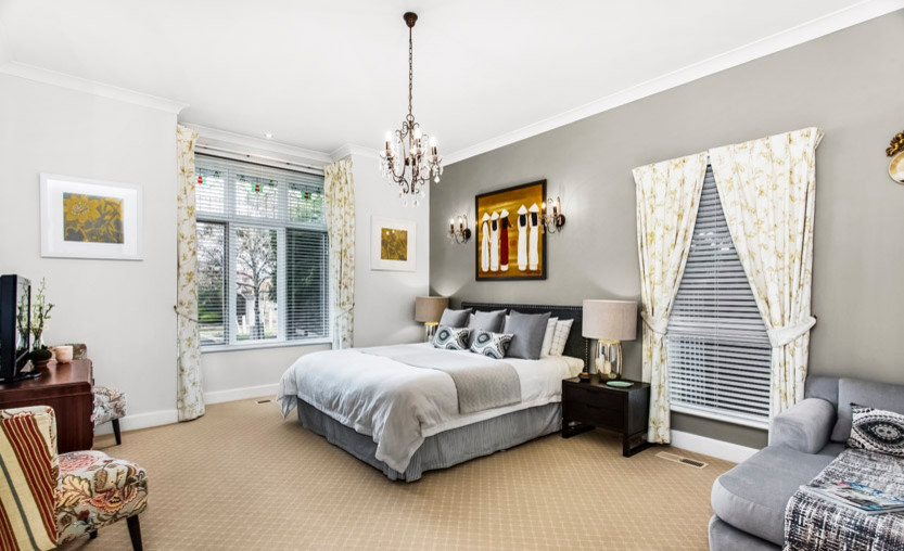 Großes Eklektisches Hauptschlafzimmer mit weißer Wandfarbe, Teppichboden und beigem Boden in Melbourne