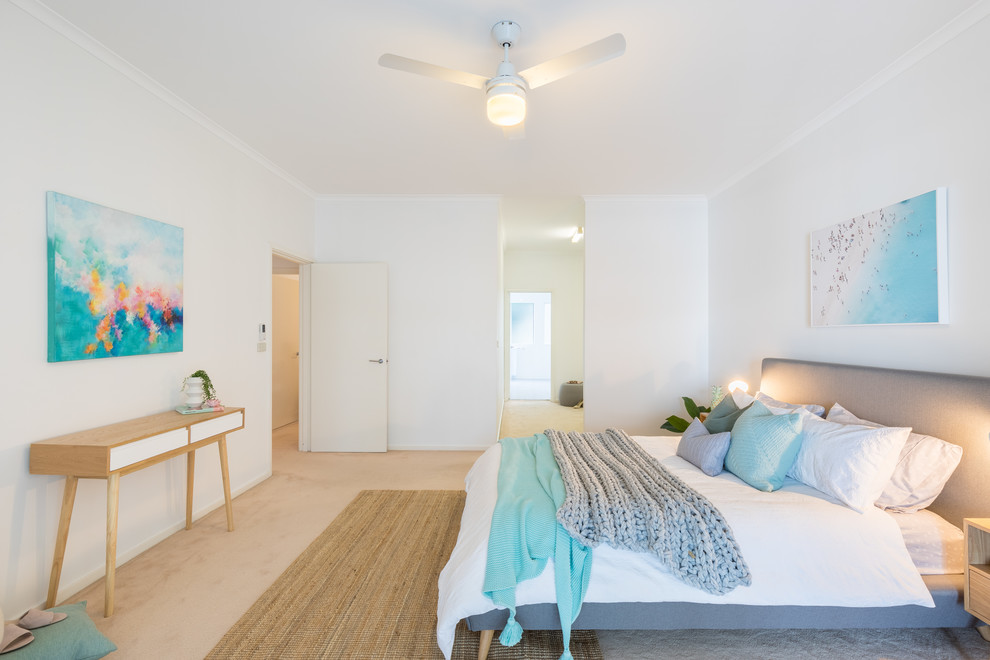 他の地域にあるビーチスタイルのおしゃれな寝室 (白い壁、カーペット敷き、ベージュの床) のレイアウト