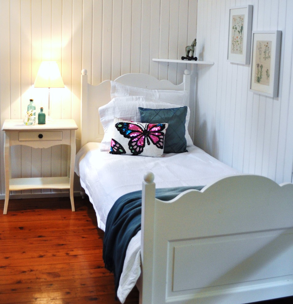 Foto de dormitorio clásico pequeño con paredes blancas