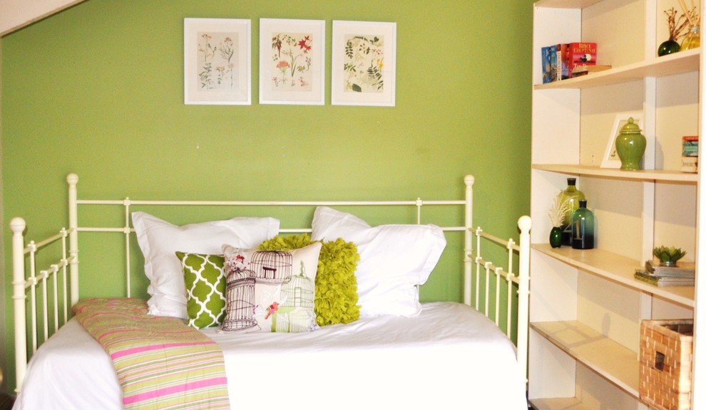 Свежая идея для дизайна: маленькая спальня в современном стиле с белыми стенами для на участке и в саду - отличное фото интерьера