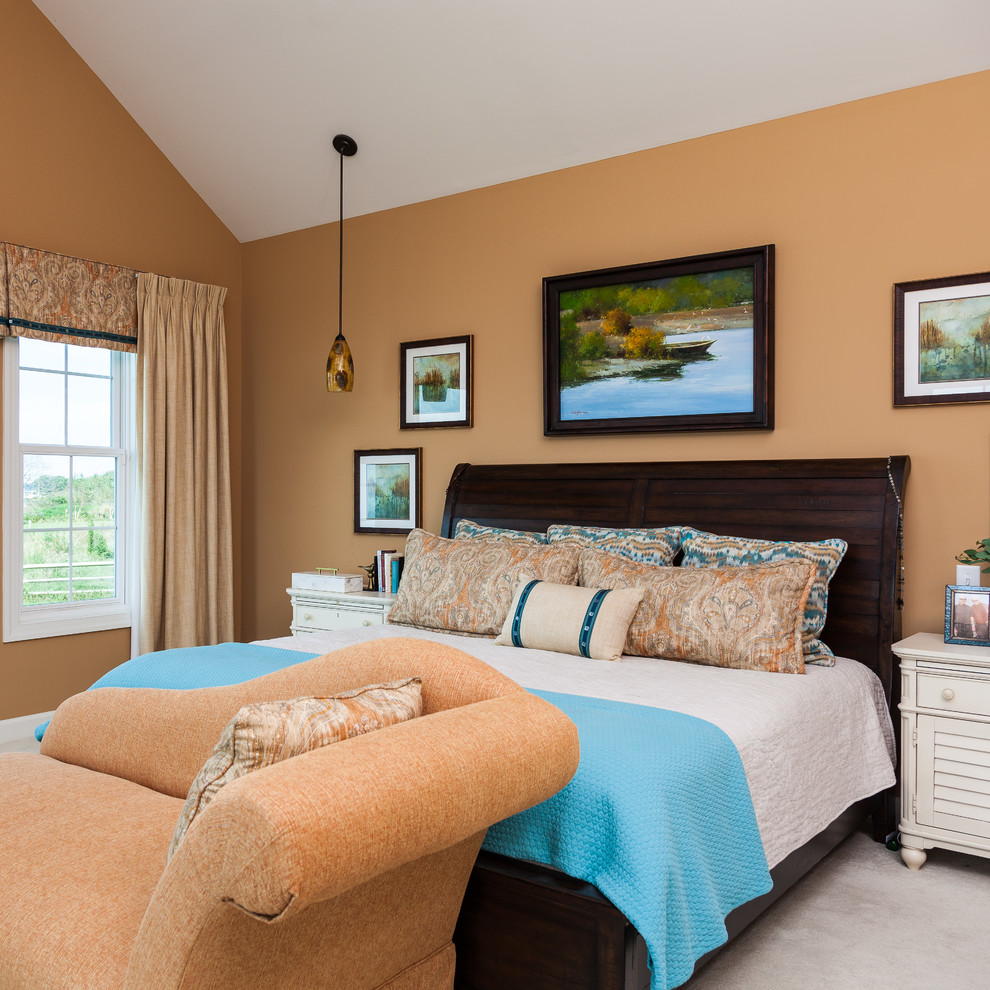 Idées déco pour une grande chambre avec moquette bord de mer avec un mur orange et un sol beige.