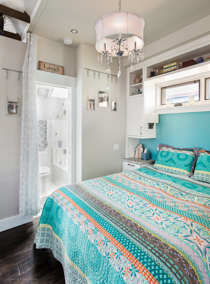 Kleines Klassisches Schlafzimmer mit weißer Wandfarbe in Denver