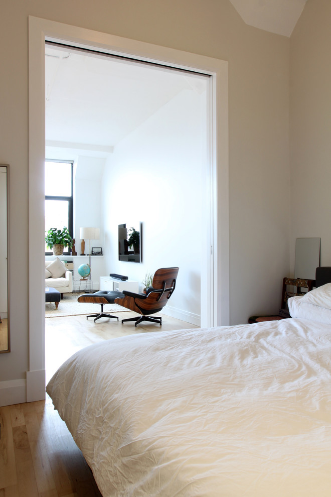 Ispirazione per una piccola camera da letto moderna con pareti bianche e parquet chiaro