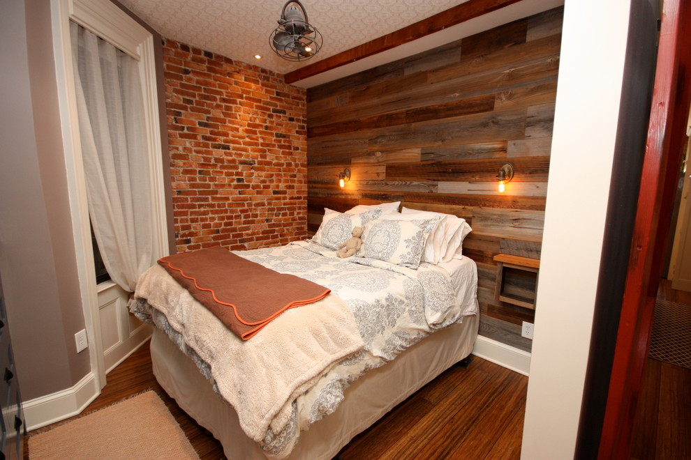 Kleines Landhaus Hauptschlafzimmer mit grauer Wandfarbe und Bambusparkett in New York