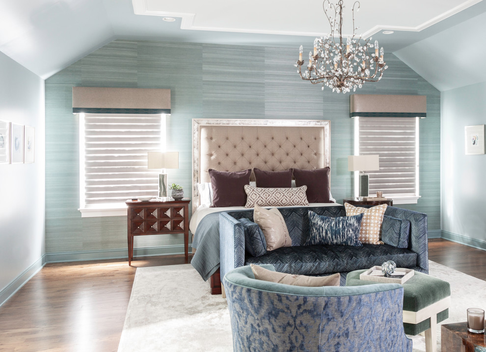 Klassisches Hauptschlafzimmer mit blauer Wandfarbe, Kamin, Kaminumrandung aus Stein, braunem Holzboden und braunem Boden in New York