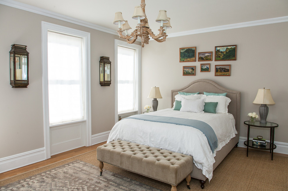 Пример оригинального дизайна: большая спальня в классическом стиле с бежевыми стенами и ковровым покрытием