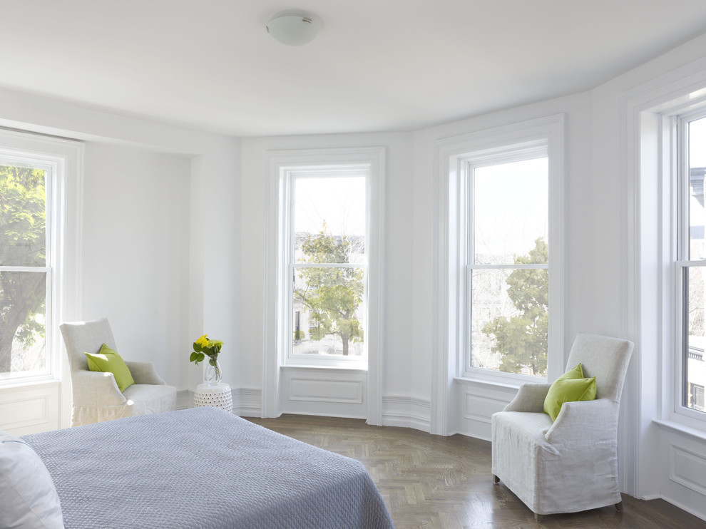 ニューヨークにある広いコンテンポラリースタイルのおしゃれな主寝室 (白い壁、無垢フローリング) のレイアウト