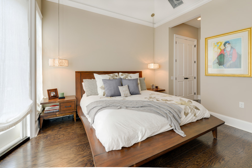 Imagen de dormitorio tradicional renovado con paredes beige y suelo de madera en tonos medios