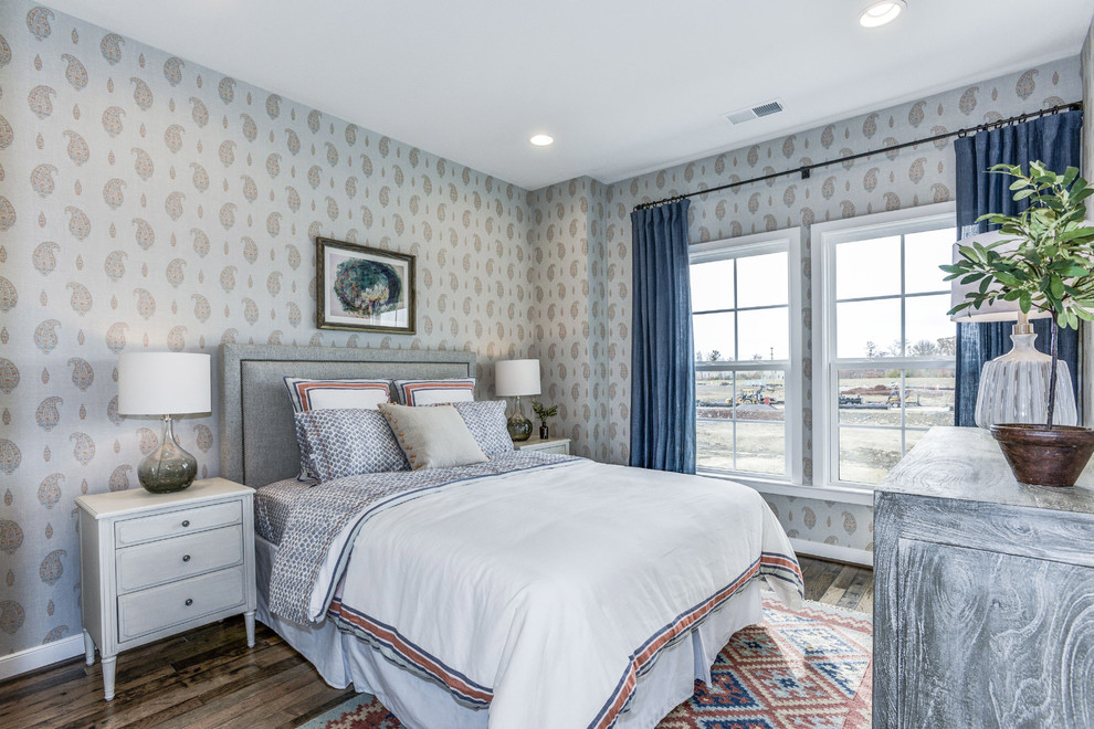Landhaus Schlafzimmer mit bunten Wänden, braunem Holzboden und braunem Boden in Washington, D.C.