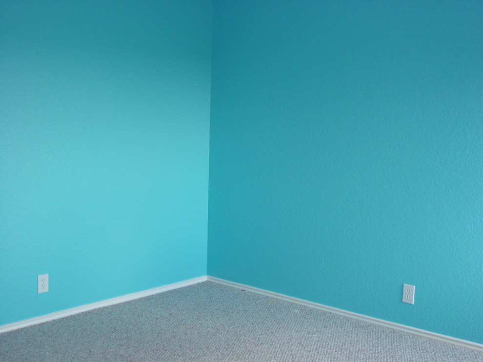 Стильный дизайн: спальня среднего размера в классическом стиле с ковровым покрытием и синими стенами - последний тренд