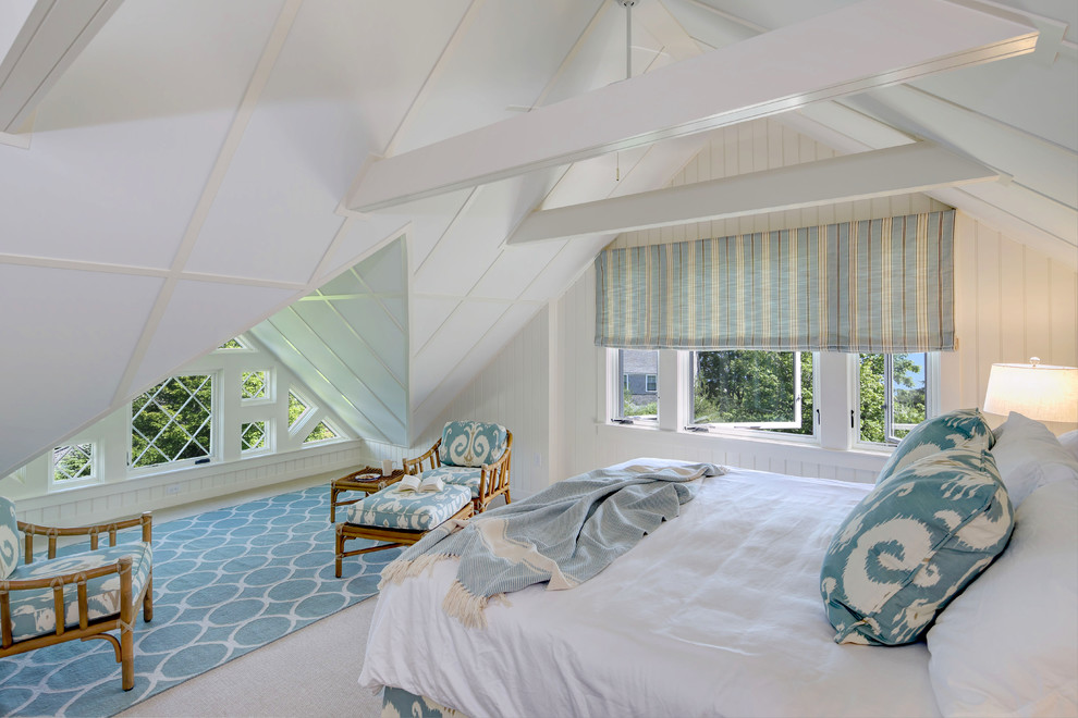 На фото: большая хозяйская спальня в классическом стиле с белыми стенами и ковровым покрытием без камина с