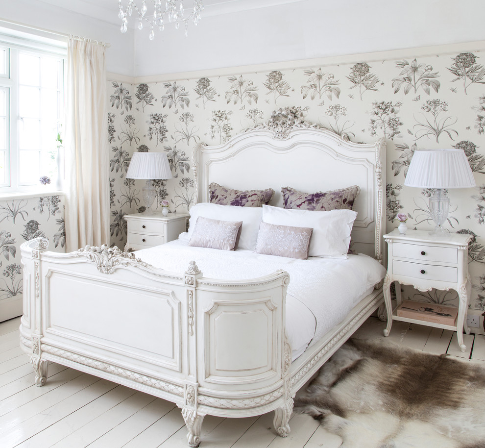 На фото: спальня среднего размера в классическом стиле