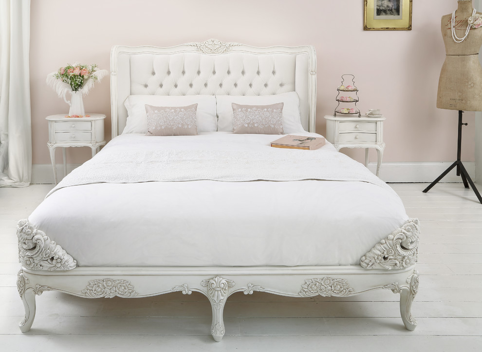 Идея дизайна: спальня в стиле шебби-шик с розовыми стенами