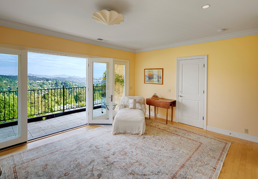 Источник вдохновения для домашнего уюта: хозяйская спальня среднего размера в средиземноморском стиле с желтыми стенами и светлым паркетным полом