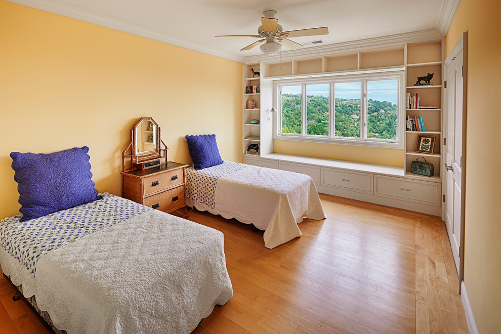 サンフランシスコにある中くらいな地中海スタイルのおしゃれな客用寝室 (黄色い壁、淡色無垢フローリング) のインテリア