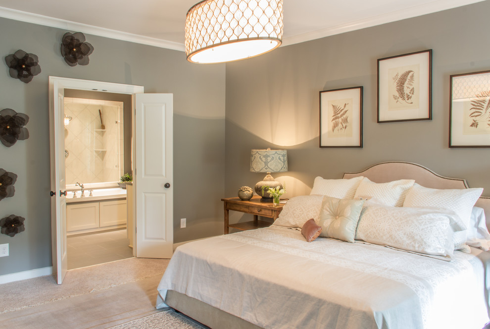 Источник вдохновения для домашнего уюта: хозяйская спальня среднего размера в стиле неоклассика (современная классика) с серыми стенами и ковровым покрытием без камина