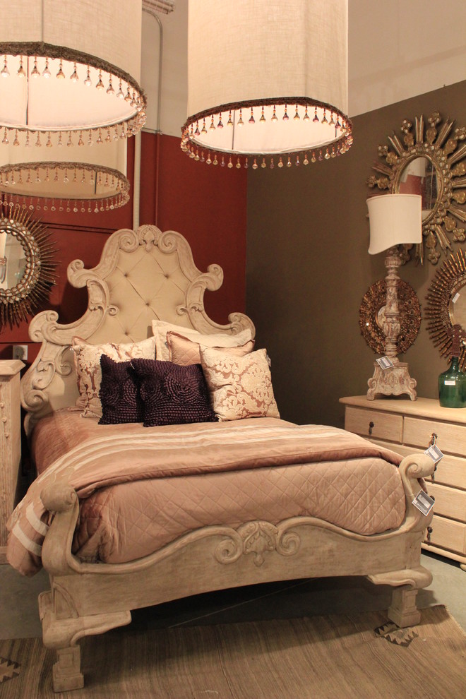 На фото: спальня в средиземноморском стиле с коричневыми стенами