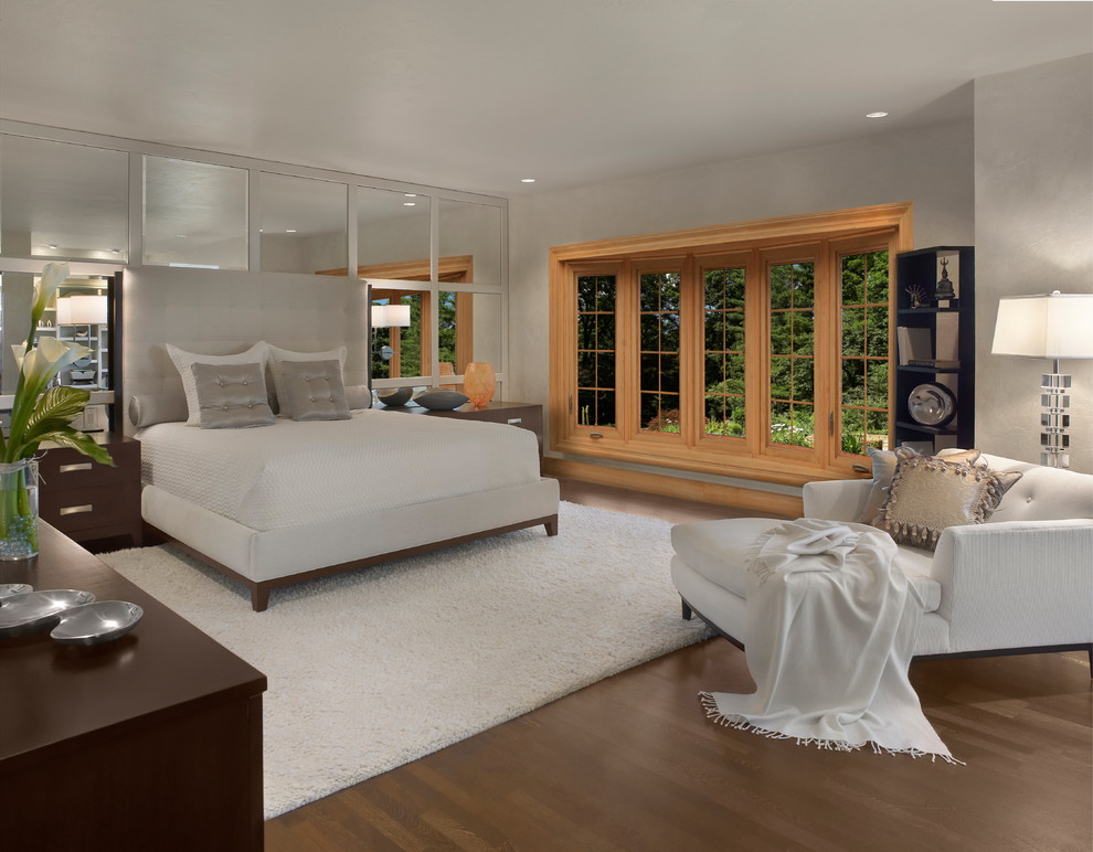 Immagine di una camera da letto classica con pareti grigie, parquet scuro e pavimento marrone