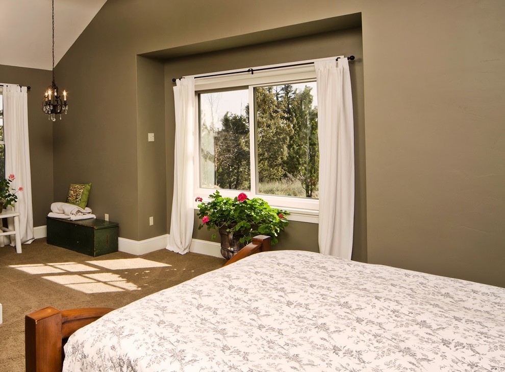 Стильный дизайн: большая хозяйская спальня в стиле неоклассика (современная классика) с коричневыми стенами, ковровым покрытием и бежевым полом без камина - последний тренд