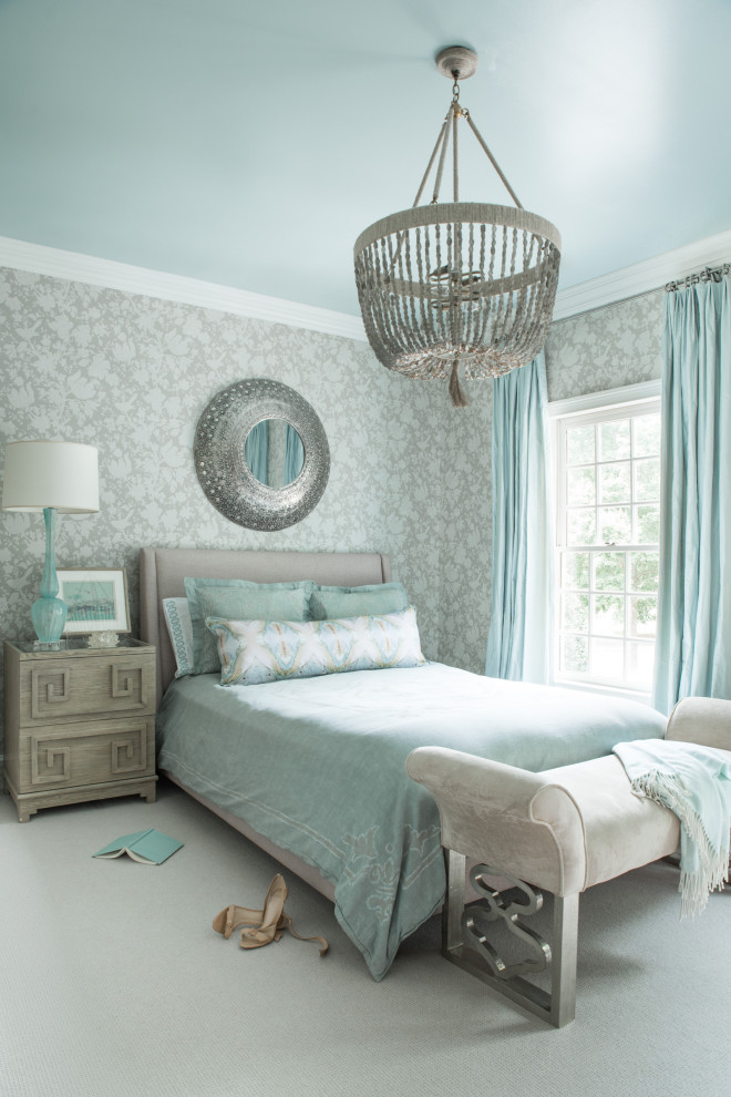 Klassisches Schlafzimmer mit grauer Wandfarbe, Teppichboden und grauem Boden in Charlotte