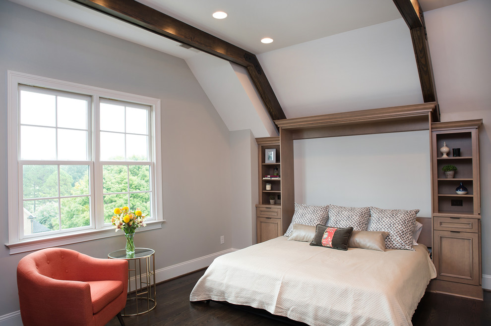 Diseño de habitación de invitados rural de tamaño medio sin chimenea con suelo de madera oscura, paredes grises y suelo marrón