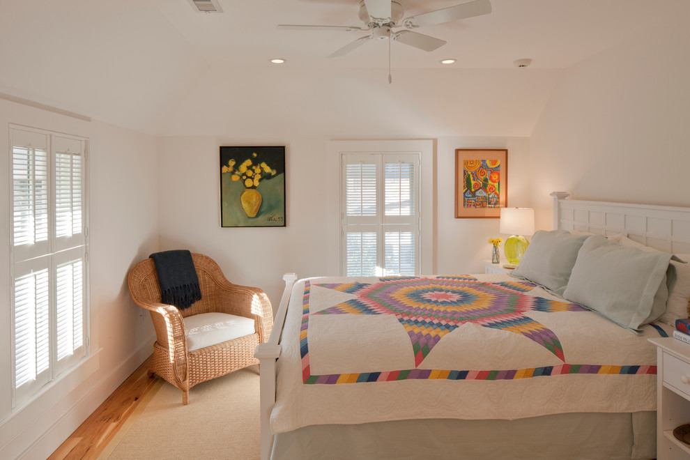 ボストンにある中くらいなビーチスタイルのおしゃれな寝室 (白い壁、淡色無垢フローリング、暖炉なし)
