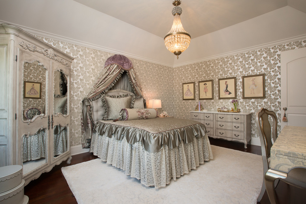 Ejemplo de dormitorio tradicional de tamaño medio con suelo de madera oscura y paredes beige