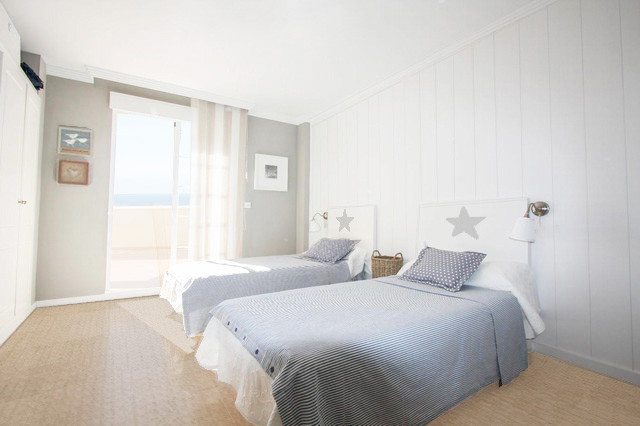 Свежая идея для дизайна: гостевая спальня среднего размера, (комната для гостей) в морском стиле - отличное фото интерьера