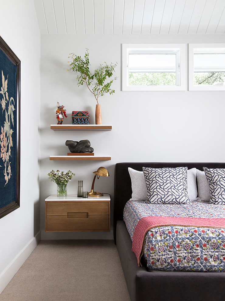 Diseño de dormitorio contemporáneo con paredes blancas, moqueta y suelo beige