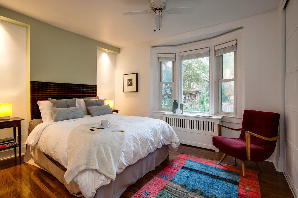Eklektisches Schlafzimmer mit weißer Wandfarbe in Toronto
