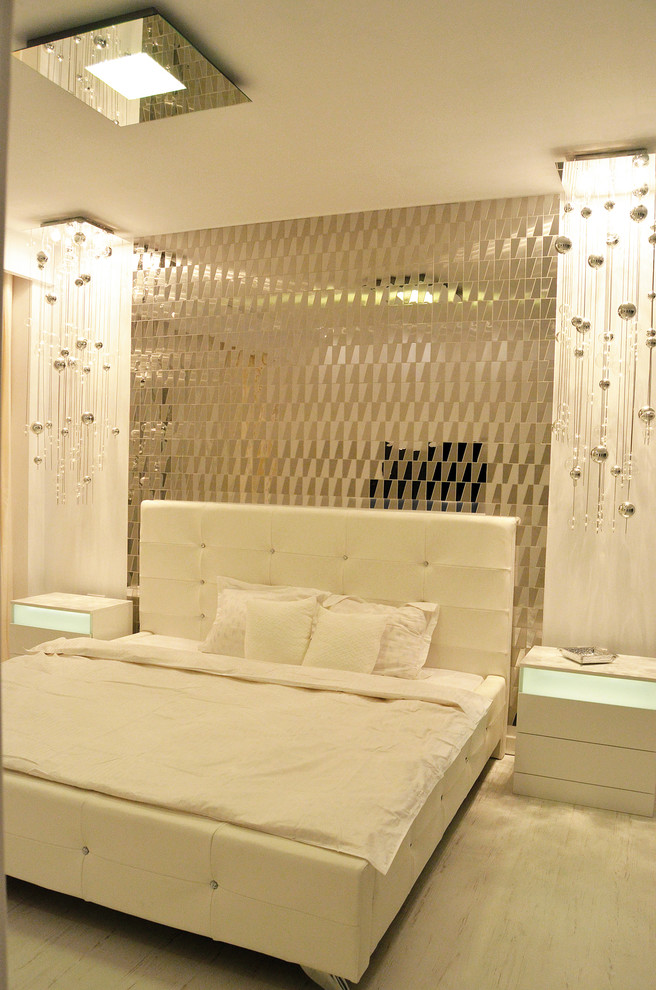 На фото: спальня в современном стиле с белыми стенами и полом из ламината с
