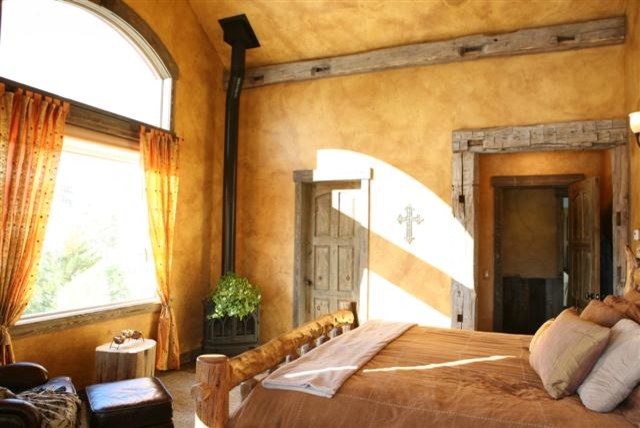 Immagine di una camera degli ospiti stile rurale con pareti gialle e moquette