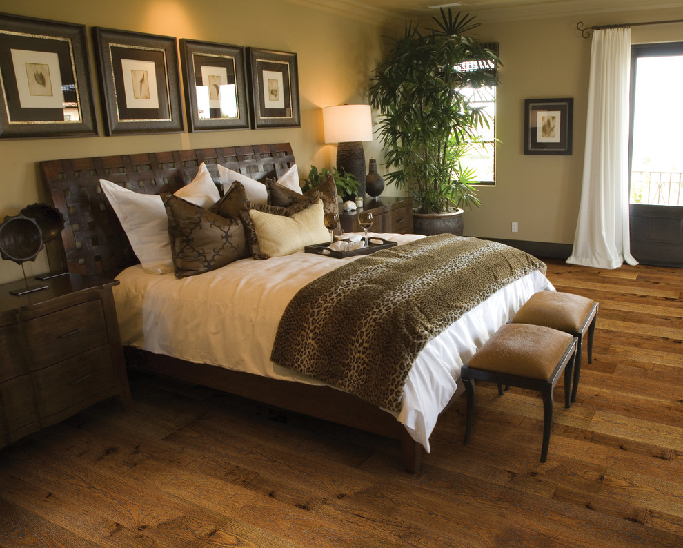 Ejemplo de dormitorio de estilo zen con suelo de madera en tonos medios