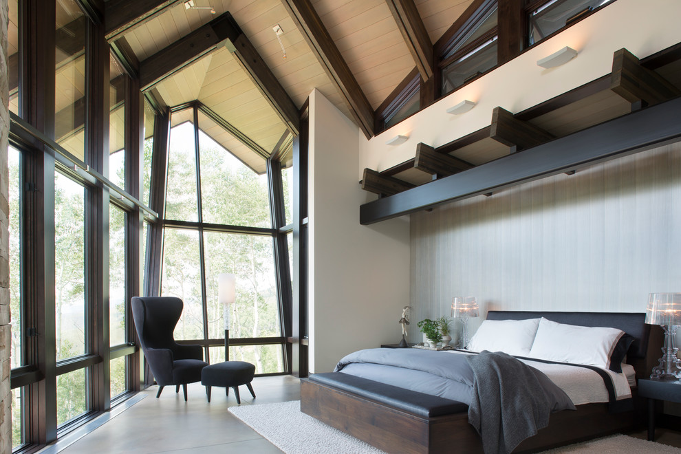 На фото: большая хозяйская спальня в современном стиле с бетонным полом и серыми стенами без камина с