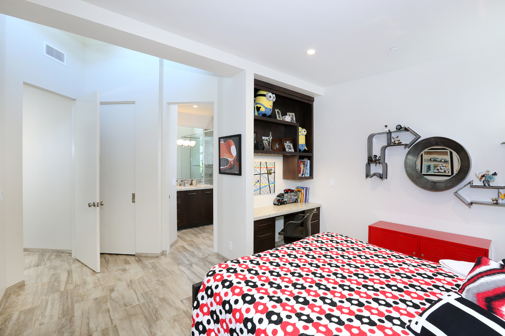 Свежая идея для дизайна: спальня в стиле неоклассика (современная классика) с белыми стенами и полом из керамической плитки - отличное фото интерьера