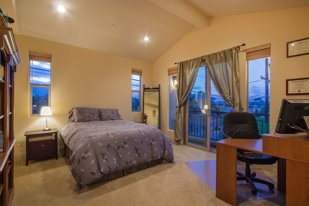 ロサンゼルスにある小さな地中海スタイルのおしゃれな客用寝室 (ベージュの壁、カーペット敷き、暖炉なし) のインテリア