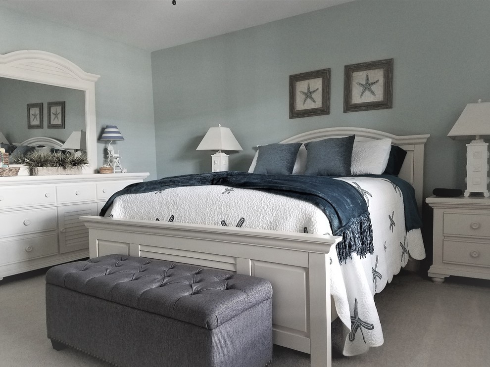 Foto de habitación de invitados marinera de tamaño medio sin chimenea con paredes azules, moqueta y suelo negro