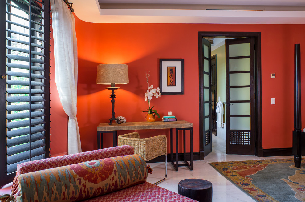 Пример оригинального дизайна: хозяйская спальня среднего размера в морском стиле с красными стенами и мраморным полом