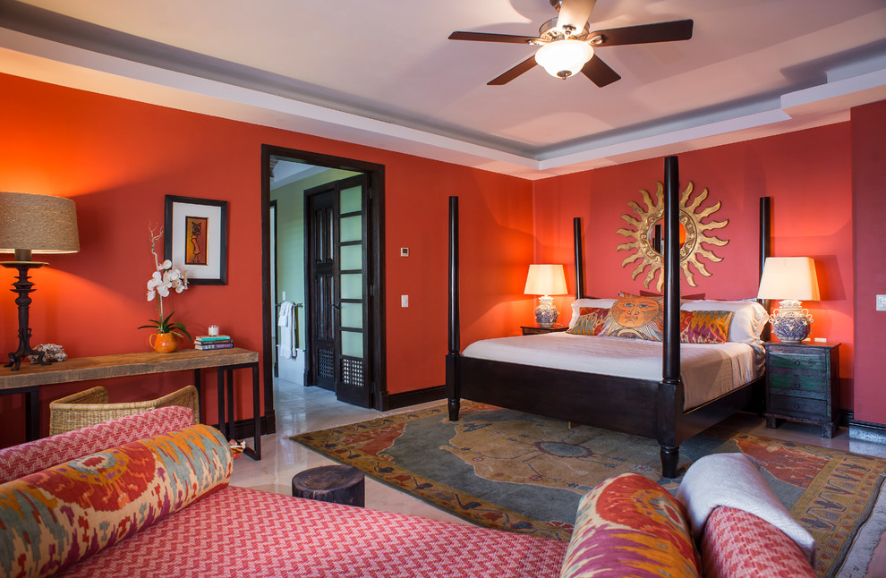 Foto de dormitorio principal tropical de tamaño medio con paredes rojas y suelo de mármol
