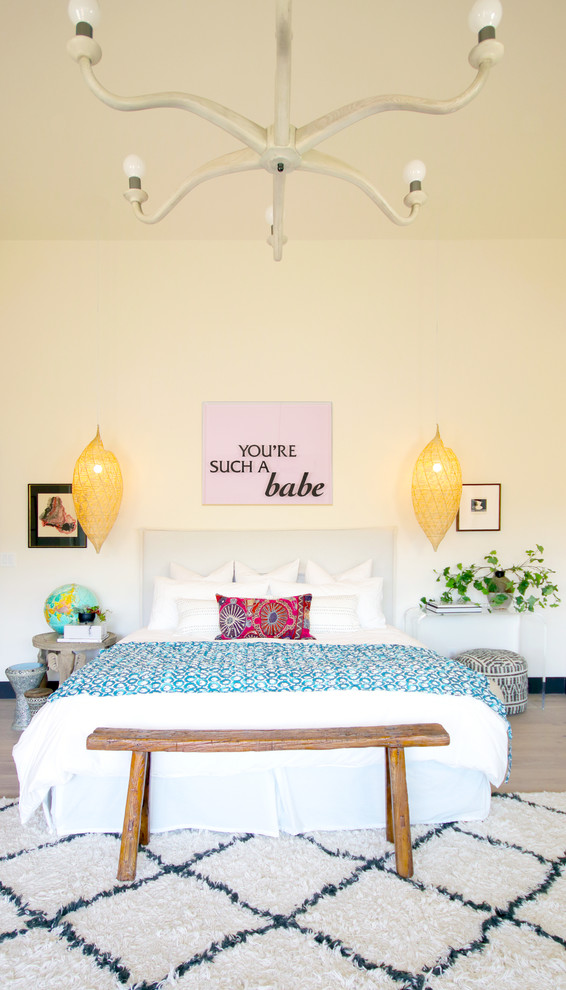 Imagen de dormitorio principal bohemio grande con paredes blancas, suelo de madera clara y suelo gris